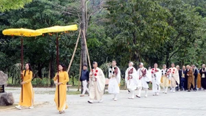Procession de la pagode Tam Chuc à la pagode Ba Sao, à Ninh Binh. Photo : VNA.