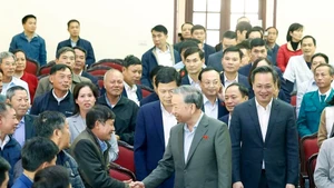 Le secrétaire général du Parti à l’écoute d’électeurs à Hung Yen