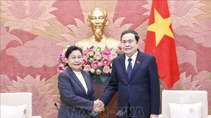 Le président de l’Assemblée nationale du Vietnam, Trân Thanh Mân (à droite) serre la main de la présidente de la Cour suprême populaire du Laos, Viengthong Siphandon, à Hanoi, le 29 octobre. Photo : VNA
