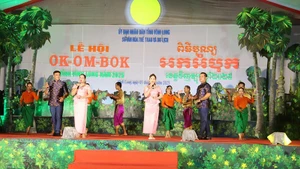 Un spectacle de chant et de danse pour accueillir le festival Ok Om Bok 2025 de la province de Vinh Long.