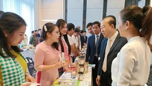 Des entreprises échangent lors de la Conférence d'échanges commerciaux Vietnam-Cambodge, le 28 août, au Cambodge. Photo : Agence de la promotion du commerce