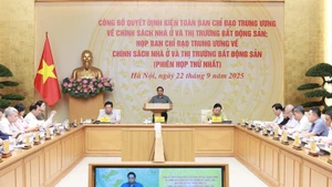 Le Premier ministre Pham Minh Chinh, président du Comité de pilotage des politiques de logement et du marché immobilier, préside la première réunion de cet organisme. Photo : VNA.