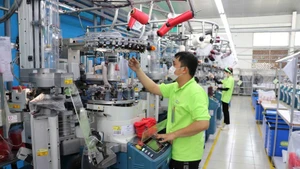 Des ouvriers travaillent dans une usine dont le capital est entièrement sud-coréen. Photo : VNA
