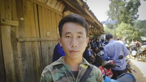 Le Premier ministre félicite Mua A Thi, chef du village Hang Pu Xi, commune de Xa Dung, province de Diên Biên, pour son courage exemplaire. Photo : VNA/CVN
