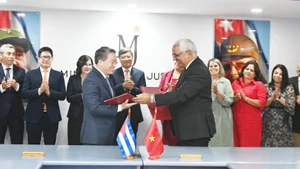 Le ministre vietnamien de la Justice, Nguyen Hai Ninh (gauche) et son homologue cubain, Oscar Manuel Silvera Martínez, signent un accord portant sur un projet d'assistance technique destiné au ministère cubain de la Justice. Photo : VNA.