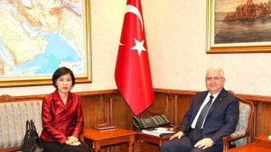 Mme Đang Thi Thu Ha et le ministre turc de la Défense, Yasar Guler. Photo : vtcnews.vn