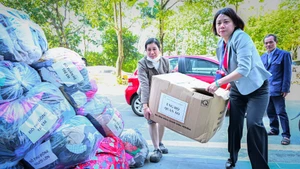 Les cadres et enseignants de l’École primaire Nguyen Binh Khiem, dans le quartier Viet Hung (Ha Noi), apportent des vêtements pour soutenir les habitants touchés par les pluies et les inondations dans les provinces du Centre et du Tay Nguyen.