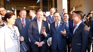 Le président de l’Assemblée nationale Trân Thanh Mân reçoit les entreprises européennes. Photo : VNA