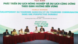 Les intervenants de la table-ronde. Photo : Département de français - Université de Hanoi.
