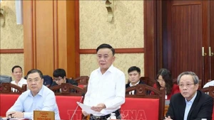 Tran Cam Tu (debout), membre du Bureau politique et membre permanent du Secrétariat du Comité central du Parti, également président du sous-comité chargé de l'organisation du 14e Congrès national du Parti. Photo : VNA.