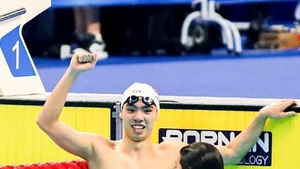 Le nageur vietnamien Nguyên Huy Hoàng remporte deux médailles d'or aux Championnats aquatiques d'Asie 2025. Photo : baovanhoa.vn