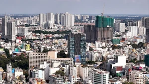 Les investisseurs étrangers s'apprêtent à injecter des capitaux sur le marché immobilier vietnamien par le biais des fusions-acquisitions. Photo : VNA.