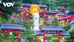 Un havre de tranquillité sous l’ombre d’un arbre centenaire au temple Cay Thi (Ninh Binh)