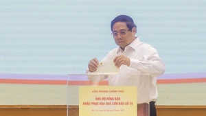Le Premier ministre Pham Minh Chinh fait un don pour aider la population à surmonter les conséquences de la tempête n° 10. Photo : VNA