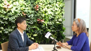 Le président de l’Association d’échanges économiques et culturels République de Corée - Vietnam (KOVECA), Kwon Sung-taek, répond aux questions d'une correspondante de la VNA. Photo: VNA