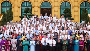 Le président Luong Cuong et les délégués de la rencontre. Photo : VNA.