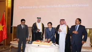 Ambassadeur Nguyen Huy Hiep et d'autres représentants coupant un gâteau pour la Fête nationale du Vietnam. (Source : Ambassade du Vietnam au Qatar)
