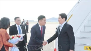 Le président vietnamien Luong Cuong est arrivé le 29 octobre à l'aéroport militaire de Gimhae à Busan, entamant sa participation à la 32ᵉ Semaine des dirigeants économiques de l'APEC et ses activités bilatérales en République de Corée. Photo : VNA.