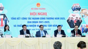 Le Premier ministre Pham Minh Chinh assiste à la conférence sur le déploiement des missions de l’année 2026 du secteur de l’industrie et du commerce