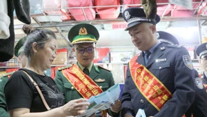 Des milliers de dépliants ont été distribués aux populations frontalières. Photo : VNA.