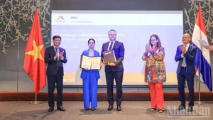 Les dirigeants de l'Administration maritime et navigable du Vietnam et de la société STC B.V. (STC Next) échangent un protocole d'accord relatif à la coopération en matière de formation dans les domaines maritime et fluvial. Photo : nhandan.vn