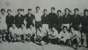 Image de l’équipe de football de Hai Phong lors d’un match amical avec les marins du navire de guerre français Dumont d’Urville. (Photo d’archives)