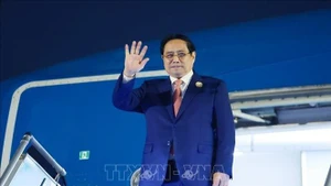 Le Premier ministre Pham Minh Chinh est rentré à Hanoï le soir du 3 décembre, concluant une visite de deux jours au Laos à l'invitation de son homologue lao, Sonexay Siphandone. Photo : VNA.