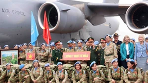 Des Casques bleus vietnamiens avant leur départ. Photo : VNA.