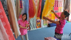 La participation des villages d'artisanat à l'événement esquisse un tableau culturel vivant, reflétant la beauté aux multiples facettes de l'artisanat vietnamien.