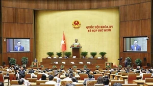 Le ministre de la Construction, Trân Hông Minh, a présenté ce 14 novembre 2025 le rapport proposant la décision d’investissement pour la construction de l’aéroport international de Gia Bình. Photo : Doan Tân/VNA.