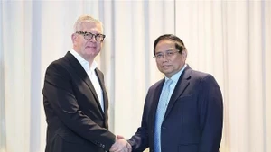 Le Premier ministre Pham Minh Chinh (droite) et le PDG d'Ericsson, Borje Ekholm. Photo: VNA