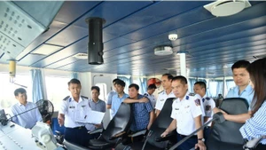 La délégation d'inspection visite le navire CSB 9003, escadron 401, commandement de la Région 4 des Garde-côtes. Photo : VNA.