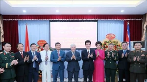 Đo Văn Chien (centre), membre du Bureau politique, secrétaire du Comité central du Parti communiste du Vietnam et président du Comité central du Front de la Patrie du Vietnam, au banquet organisé à l’occasion du 80e anniversaire de la fondation du Parti du Travail de Corée. Photo : VNA