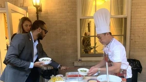 Les participants dégustent le "pho bo" lors de l'événement. Photo : VNA.