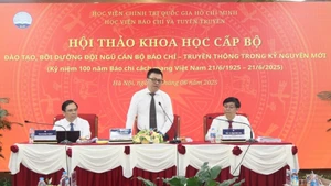 Le journaliste Le Quoc Minh, membre du Comité central du Parti, rédacteur en chef du journal Nhan Dan, chef adjoint du Comité central de la Propagande et de la Mobilisation des Masses, et président de l'Association des journalistes vietnamiens, s'exprimant lors du séminaire. Photo : Congluan.