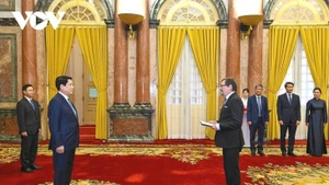 L’ambassadeur de Finlande, Pekka Voutilainen, présente ses lettres de créance au président Luong Cuong (à gauche). Photo : VOV.