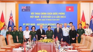 Le vice-ministre vietnamien de la Défense, Hoang Xuan Chien, et le secrétaire général adjoint australien de la Défense chargé de la stratégie, de la politique et de l’industrie de défense, Hugh Jeffrey, et les délégués lors du 8e Dialogue sur la politique de défense Vietnam-Australie, à Hanoi, le 12 août. Photo : VNA.