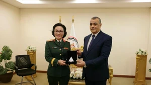 La générale de brigade Phan Thi Hoai Vân, cheffe adjointe du Département général de l’industrie de la défense et le ministre égyptien d’Etat à la production militaire, Mohamed Salah El-Din Mostafa. Photo : ministère vietnamien de la Défense.