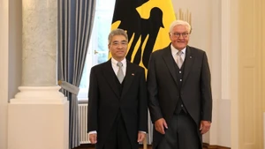 Le président allemand Frank-Walter Steinmeier (à droite) et l'ambassadeur du Vietnam en Allemagne Nguyen Dac Thanh. Photo : VNA.