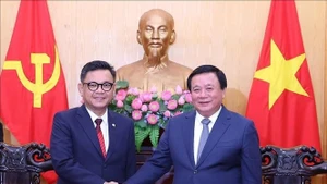 Le professeur et docteur Nguyên Xuân Thang, membre du Bureau politique, directeur de l’Académie nationale de politique Hô Chi Minh et président du Conseil central de théorie (droite) et le président de l’Académie nationale de résilience (Lembaga Ketahanan Nasional – LEMHANNAS) d’Indonésie, le docteur Ace Hasan Syadzily. Photo: VNA
