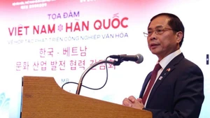 Le vice-Premier ministre et ministre des Affaires étrangères Bui Thanh Son prend la parole lors du colloque Vietnam–République de Corée sur la coopération dans le développement des industries culturelles. Photo : VNA.