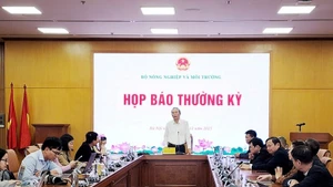 Le vice-ministre de l’Agriculture et de l’Environnement, Phung Duc Tiên, s'exprime lors de la conférence de presse tenue le 4 décembre à Hanoï. Photo: VNA