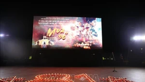 Mưa đỏ (Pluie rouge) est projeté aux populations de Quang Tri. Photo : VNA.