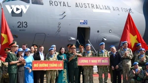 Le Vice-Président Vo Thi Anh Xuan dit au revoir aux officiers partant pour la mission de maintien de la paix des Nations Unies.