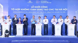 Le Premier ministre Pham Minh Chinh (centre) et les délégués lors de la mise en chantier de l’Espace créatif de CMC à Hanoi (CCS Hanoi), le 1er juin. Photo : VNA.