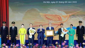 Le Premier ministre Pham Minh Chinh décerne un certificat de mérite à Vietnam Airlines. Photo : VNA.