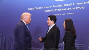 Le président vietnamien Luong Cuong et le président américain Donald Trump (à gauche), à Gyeongju, en République de Corée, le 29 octobre. Photo : VNA