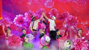 Un spectacle de danse lors de la célébration du printemps à la frontière et du Festival des peuples de la frontière Vietnam-Chine 2025. Photo : VNA.