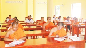 Cours d'été de langue khmère à la pagode Thlot, dans la commune de Nhi Truong, province de Vinh Long.