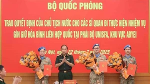 Cérémonie de remise de décisions présidentielles à trois officiers déployés auprès de la FISNUA. Photo : VNA.
